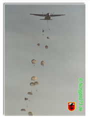 C160 Transall mit Fallschirmjägern im Anflug