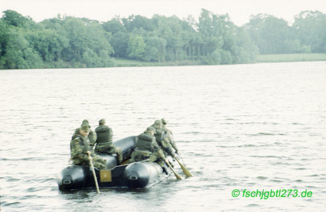 Fallschirmjäger im Angriff über ein Wasserhindernis