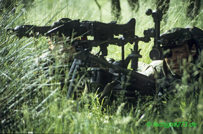 Fallschirmjäger im Angriff über ein Wasserhindernis