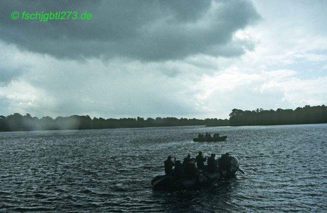 Fallschirmjäger im Angriff über ein Wasserhindernis