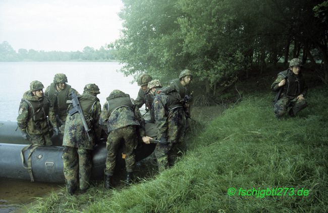 Fallschirmjäger im Angriff über ein Wasserhindernis