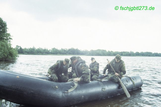 Fallschirmjäger im Angriff über ein Wasserhindernis