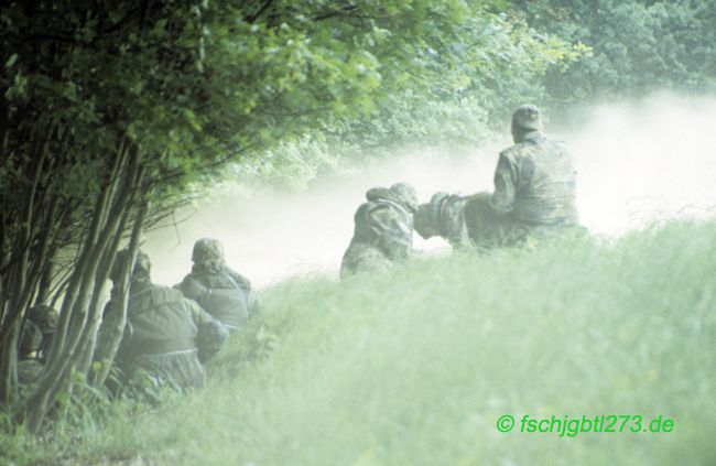 Fallschirmjäger im Angriff über ein Wasserhindernis