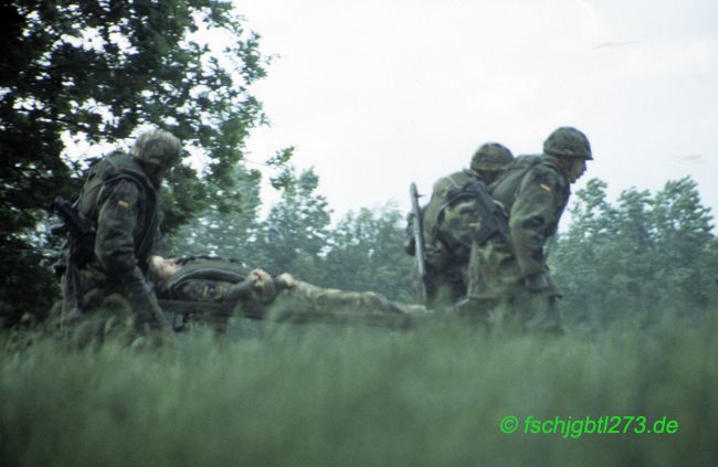 Fallschirmjäger im Angriff über ein Wasserhindernis