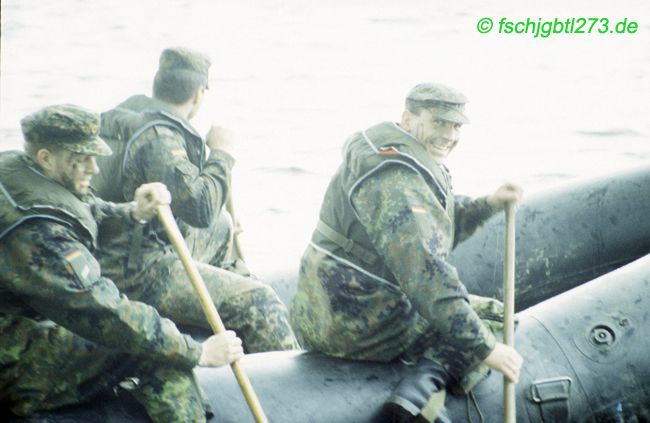 Fallschirmjäger im Angriff über ein Wasserhindernis