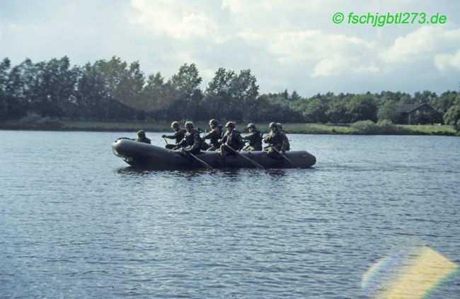 Fallschirmjäger im Angriff über ein Wasserhindernis