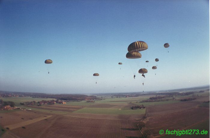 Fallschirmsprung aus Transportflugzeug C160 Transall