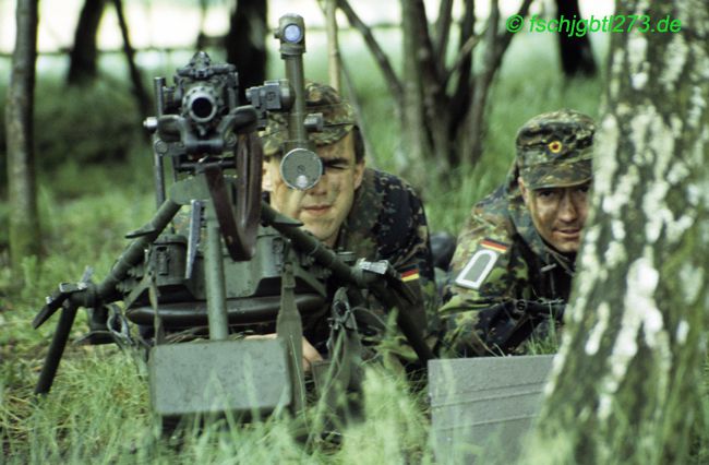 Fallschirmjäger im Angriff über ein Wasserhindernis